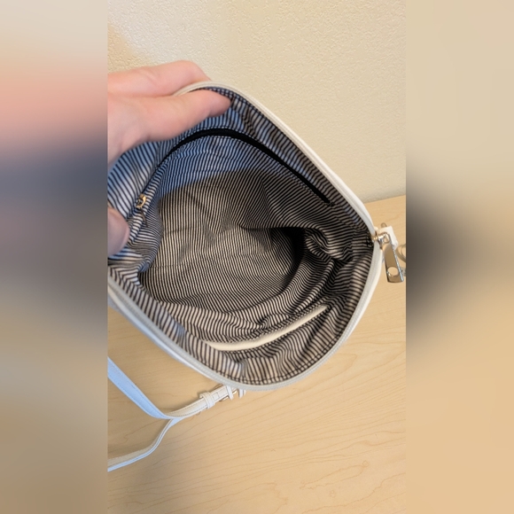 Elegant White Crossbody Bag - Picture 3 of 3